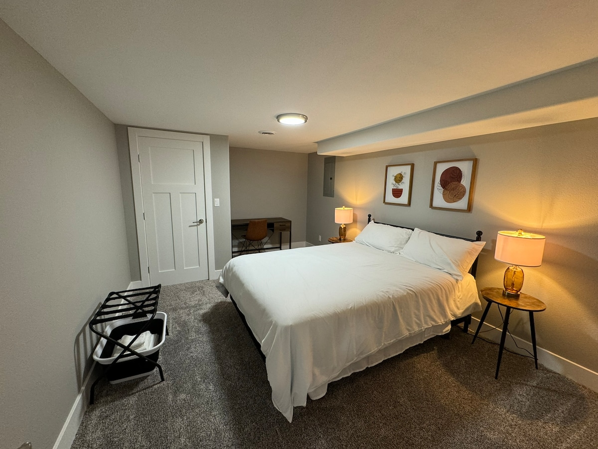 Niet-conforme slaapkamer.  Bevindt zich beneden.