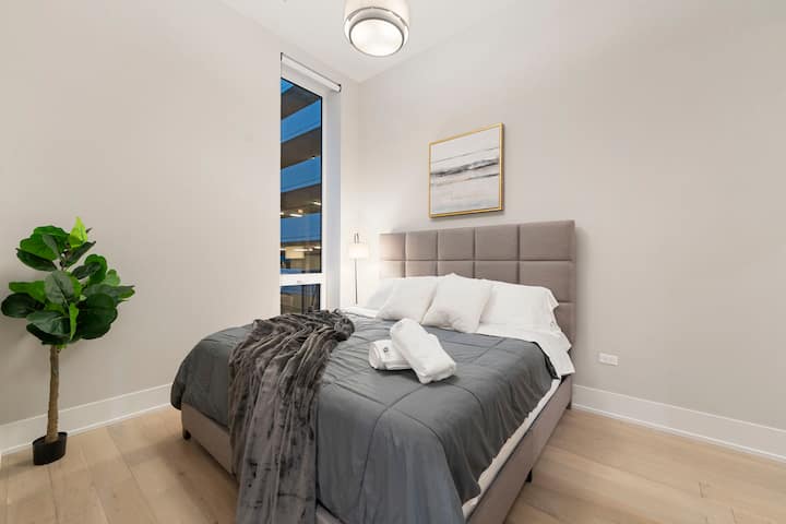 Rincón del dormitorio con vegetación y luz suave.