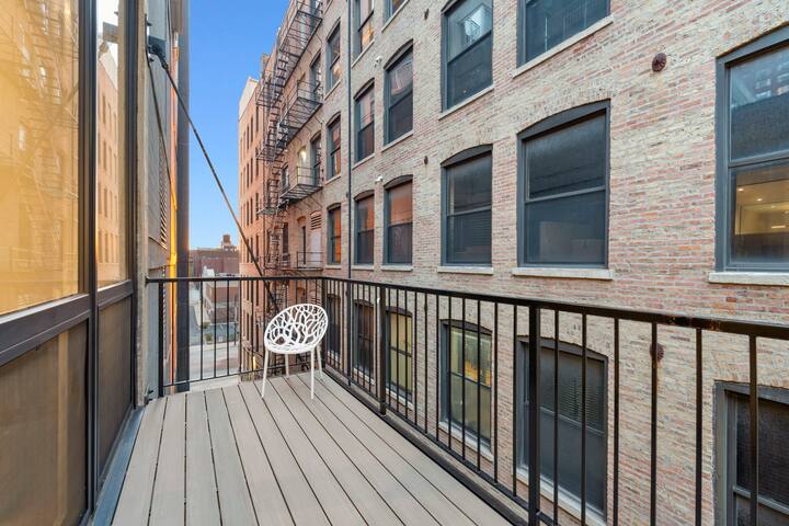 Chic River North Condo 2BR 2BA with Private Balcon gallery image 3