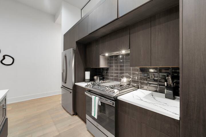 Chic River North Condo 2BR 2BA with Private Balcon gallery image 2