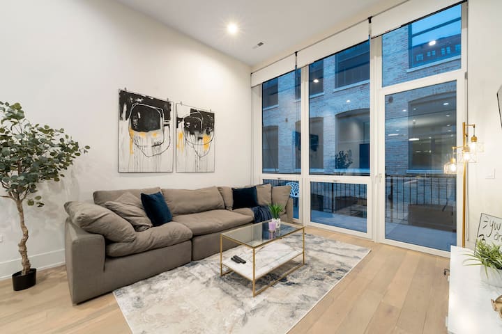 Riverfront Oasis in River North