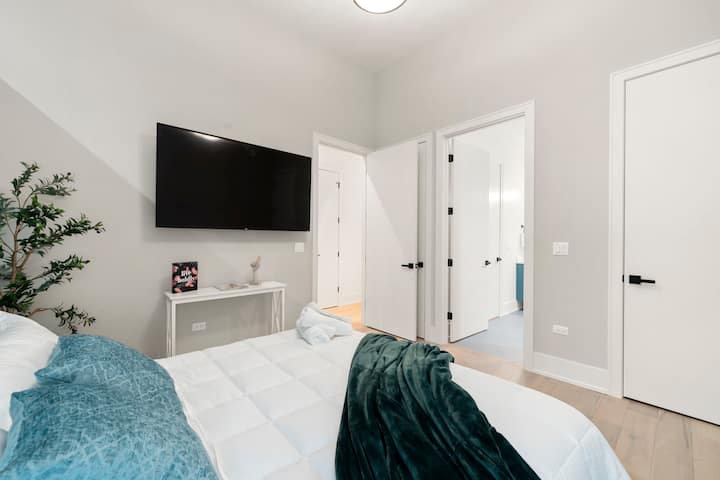 Dormitorio tranquilo con ropa de cama suave y detalles naturales.