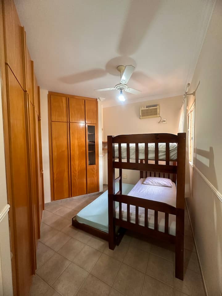 აღჭურვილია ტრელიშითა და კონდიცირებით. (ვენტილატორი წაიშლება)