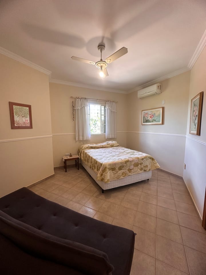 Აპარტამენტი ორადგილიანი საწოლით და გასაშლელი დივნით, კონდიციონერით , ჭერის ვენტილატორით, კარადათი და კარადებით 