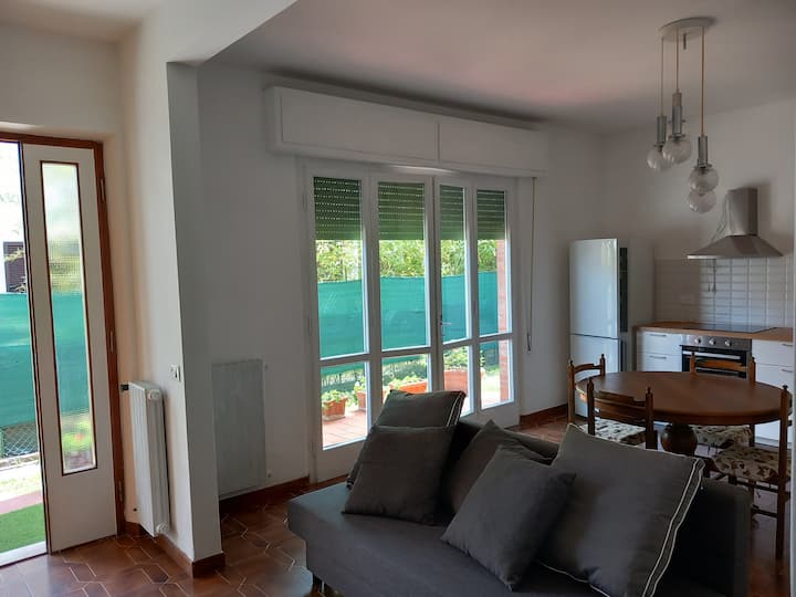 ทางเข้าประตูกระจกไปยังห้องนั่งเล่นขนาดใหญ่ที่มีหน้าต่างบานใหญ่ส่องสว่างด้วยแสงแดด (ทางทิศตะวันออก) ด้านหนึ่งห้องครัวมีตู้เย็นเตาอบเตาแม่เหล็กไฟฟ้าเครื่องล้างจานอยู่ตรงกลางโต๊ะกลมเตียงโซฟาคู่