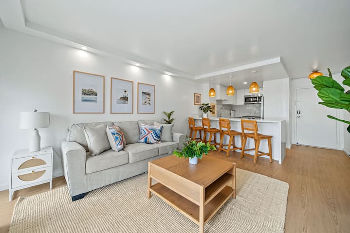 Glamorous Hidden Oasis 2bdrm w/parking