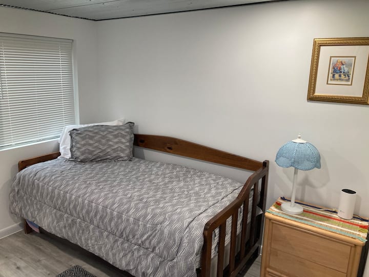 Spavaća soba u prizemlju s izlaznim prozorom.