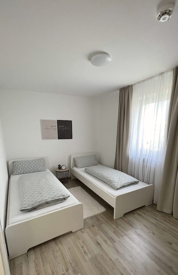 Në dhomën e dytë të gjumit, dy krevate tek të presin edhe më shumë rehati gjatë qëndrimit.