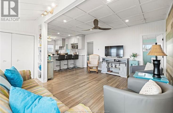 Beach Front Modern Cottage- Oscar on the Ocean gallery image 2