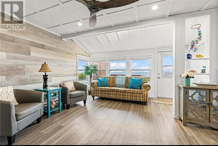 Beach Front Modern Cottage- Oscar on the Ocean gallery image 3