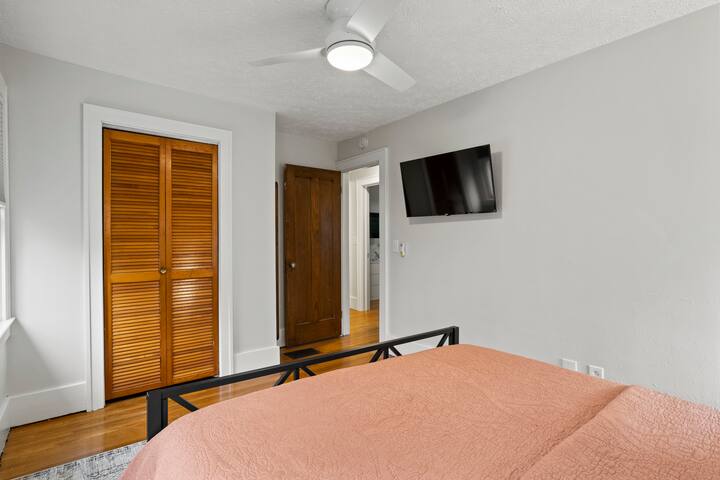 3BR Summer Escape – WiFi, Games, Backyard, BBQ gallery image 5