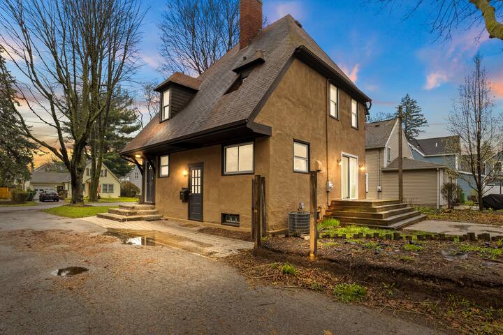 3BR Summer Escape – WiFi, Games, Backyard, BBQ gallery image 3