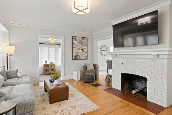 3BR Summer Escape – WiFi, Games, Backyard, BBQ gallery image 2