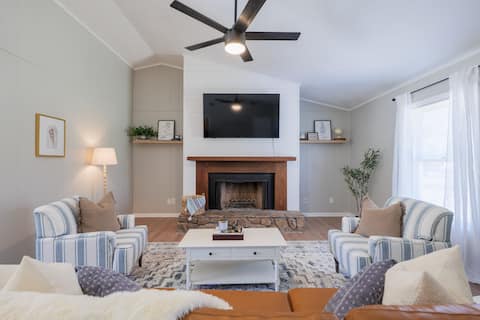 •3 King Beds •4 TVs •1 Mile to I-75 •Pets Allowed