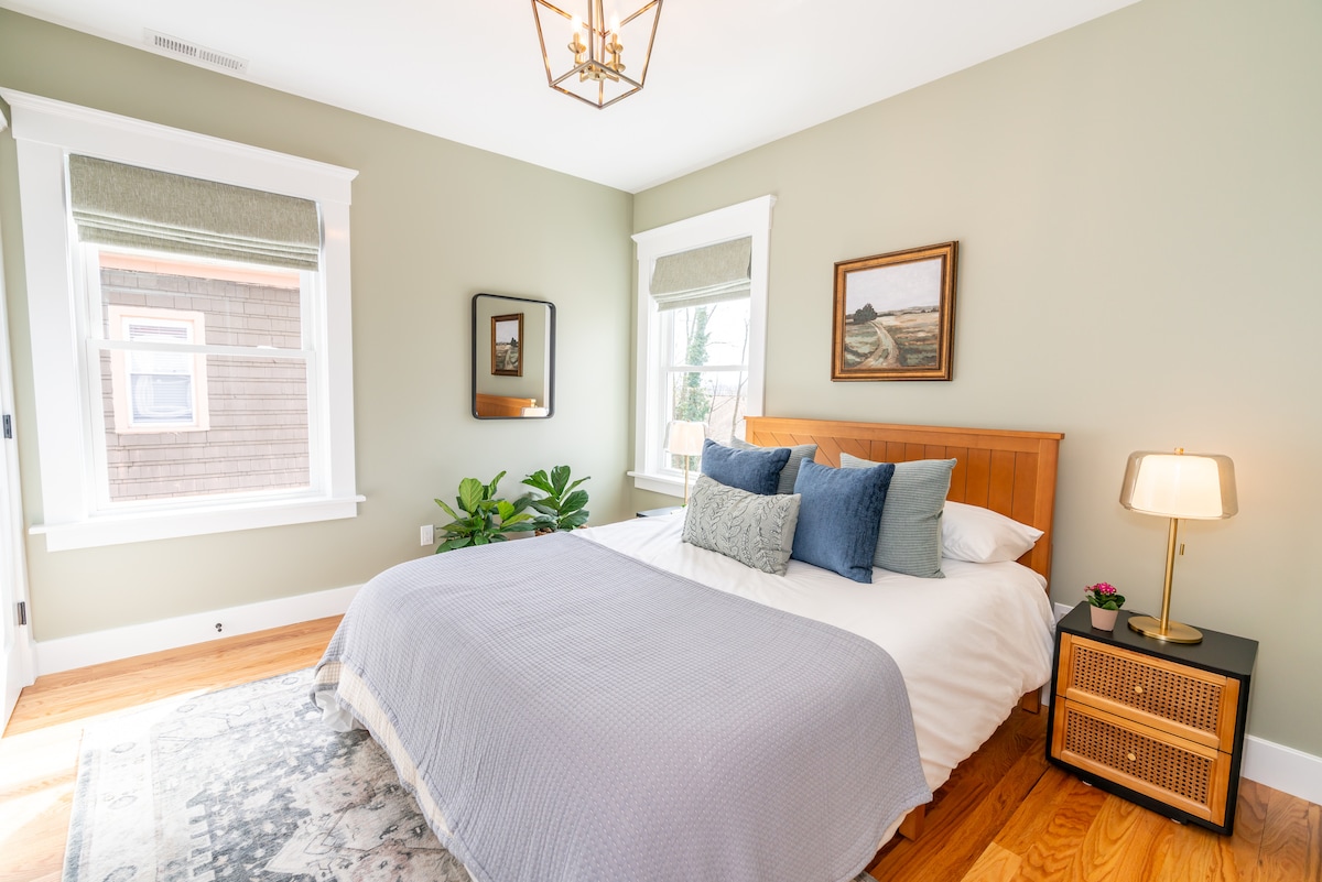 Bedroom 3 with Queen Bed. 