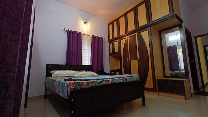 Dhomë gjumi me hapësirë pune, dyshek dhe hapësirë të bollshme me banjë dhe tualet të bashkangjitur