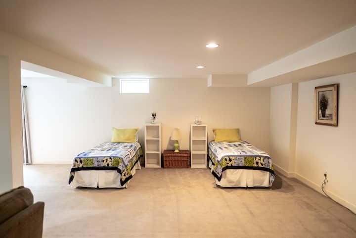 La quarta camera da letto si trova al piano interrato ed è aperta alla zona ricreativa per famiglie. Perfetto per i bambini!