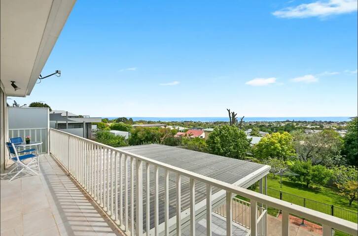 Family Oasis with Bay Views, Dromana gallery image 2