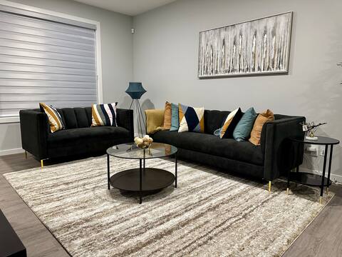 Top Airbnb: The Mod Oasis ~ Spruce Meadows ~ SW ~ 4 bds ~ 3TVs in Belmont