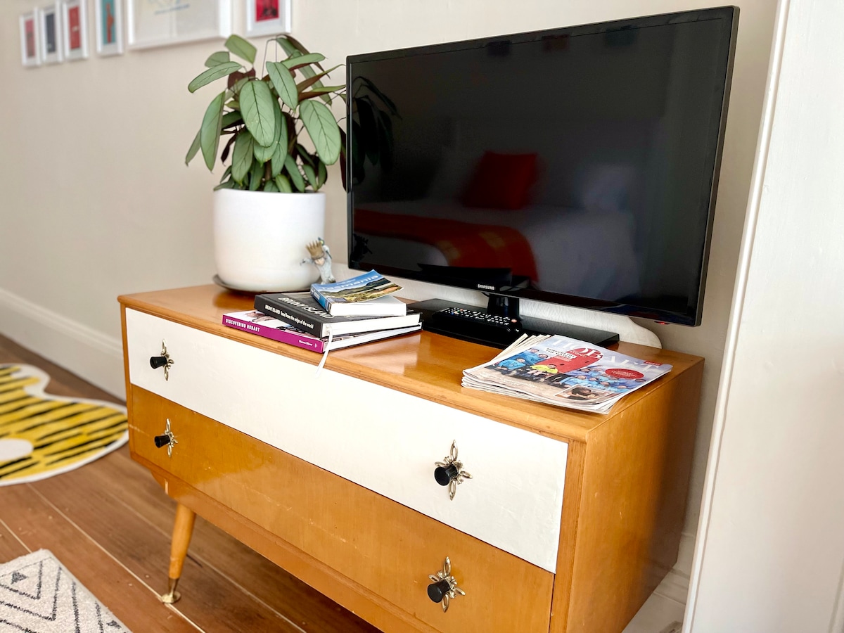 Top Airbnb: Vintage City Studio Apartment in Hobart