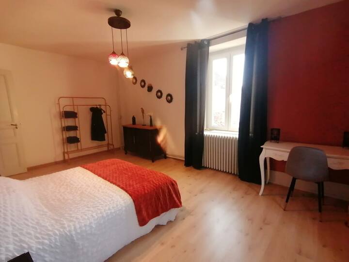 Chumba cha kulala cha tatu kina kitanda cha watu wawili, kinachotoa sehemu nzuri ya kupumzika.