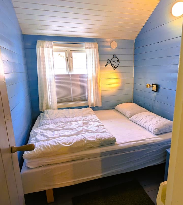 Das blaue Schlafzimmer hat ein Doppelbett,
150 x 200 cm. Im Zimmer befinden sich auch ein Kleiderschrank und ein Nachttisch. Mit einer Leiter kannst du zu einem kleinen Loft kommen. Hier kannst du zum Beispiel Gepäck aufbewahren.
Beide Schlafzimmer haben eine lichtabsorbierende Jalousie.