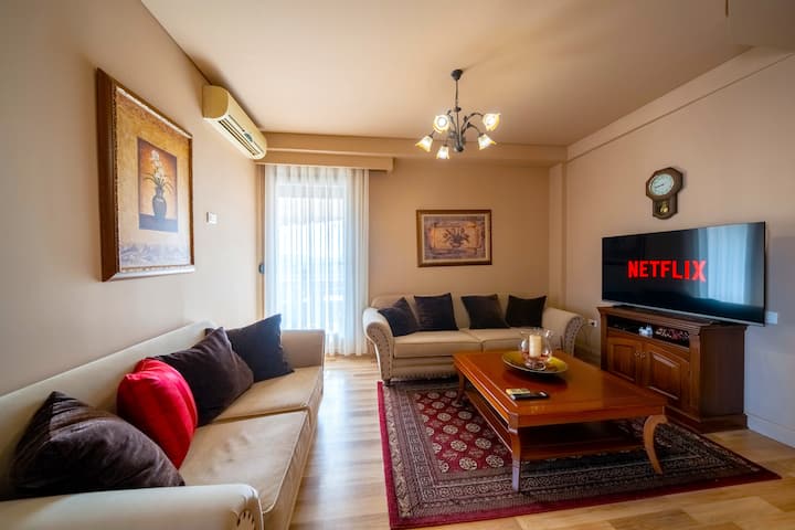 Elite Central Oasis With Huge Patio & View - 2bdr - Tirana