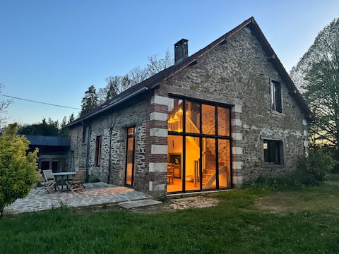 Coach house in secluded parkland with pool & barn