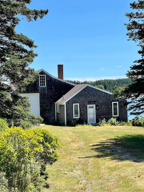 Charming Waterfront Island Cottage