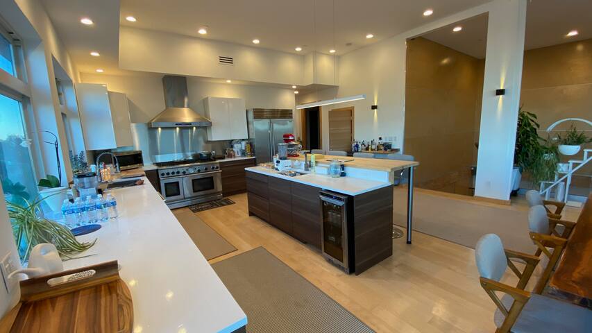 HillTop View,Roof Deck Jacuzzi 5 BdRm 5 bath gallery image 4