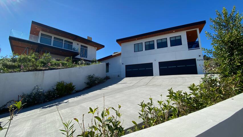 HillTop View,Roof Deck Jacuzzi 5 BdRm 5 bath gallery image 2