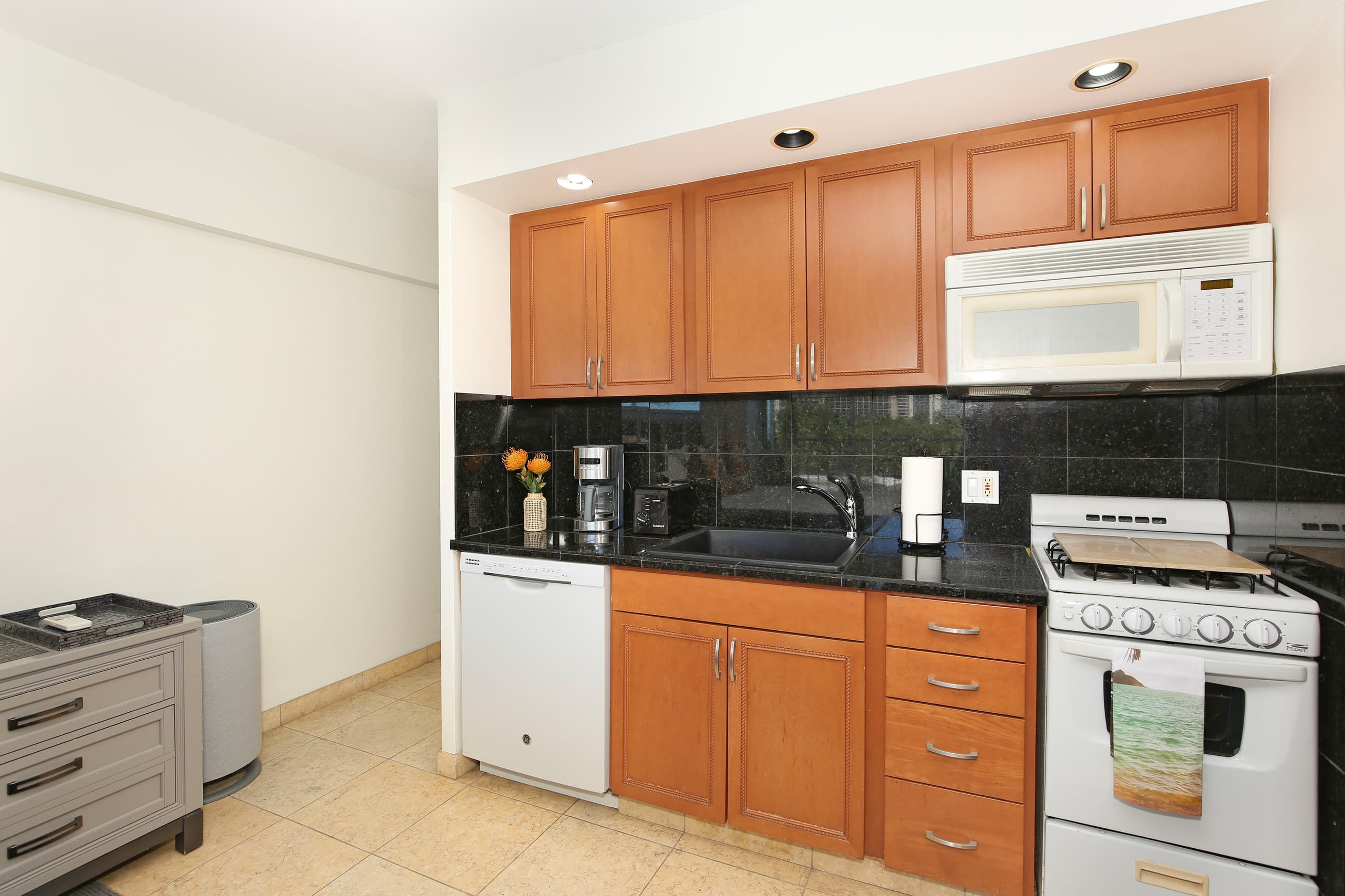 Condo in Honolulu · ★5.0 · Studio · 1 bed · 1 shared bath - Image 7
