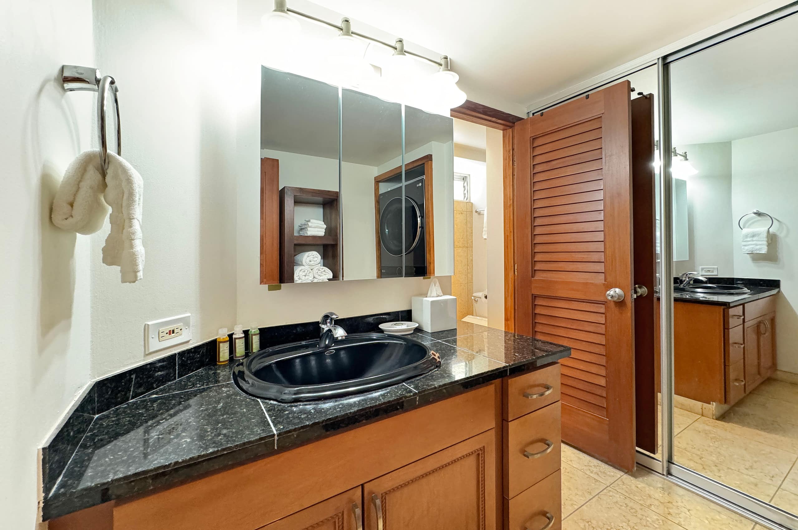 Condo in Honolulu · ★5.0 · Studio · 1 bed · 1 shared bath - Image 10