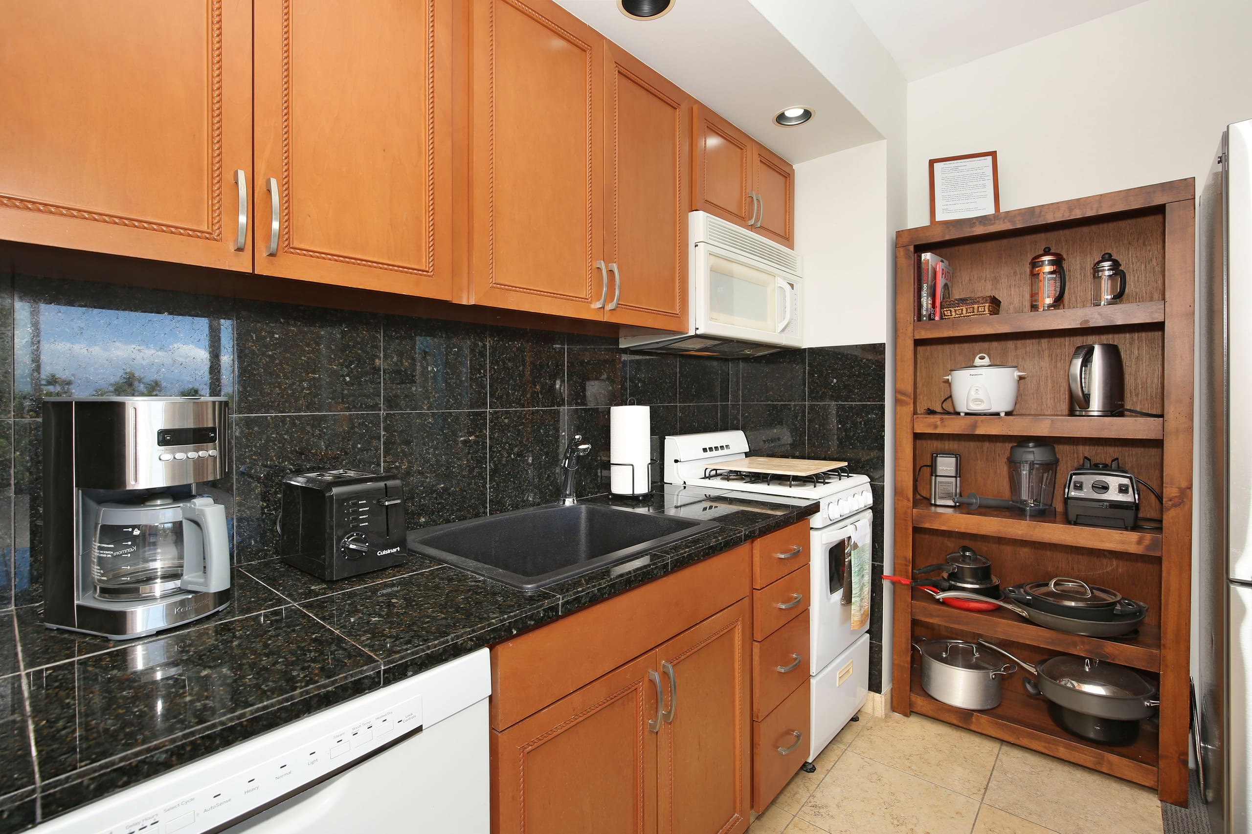 Condo in Honolulu · ★5.0 · Studio · 1 bed · 1 shared bath - Image 8