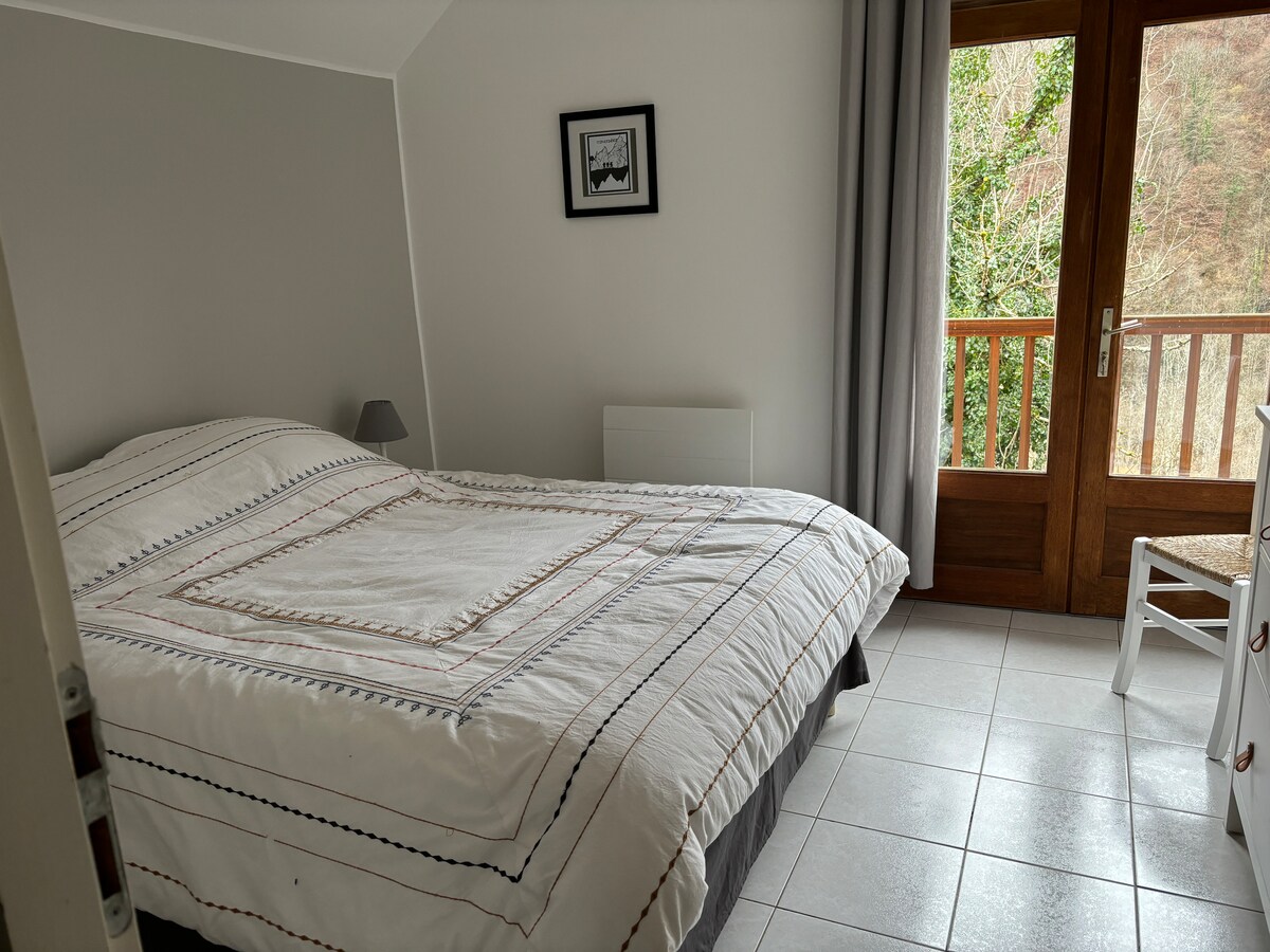 Krevat 160 ngrohës elektrik i programueshëm, tarracë e kohëve të fundit me pamje nga lugina
Dollap i madh