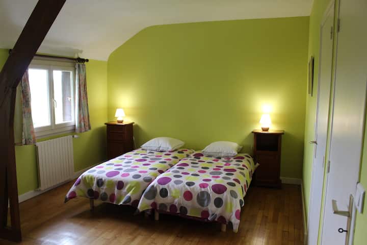 ห้องนอนชั้นบนมี 2 เตียงใน 90