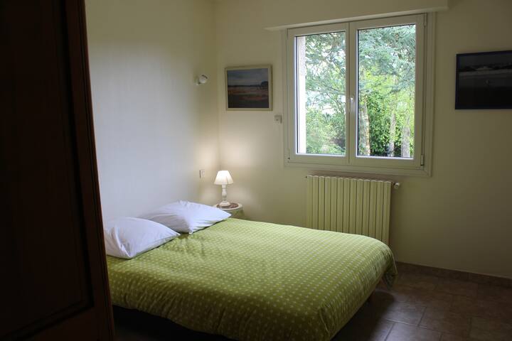 ห้องนอนชั้นล่างพร้อมเตียง 140 เตียง