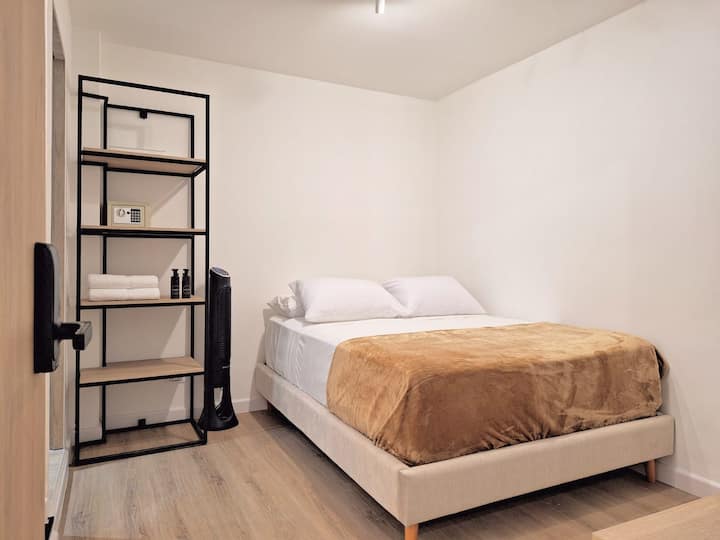 * เตียงคู่ 1.40 ซม. x 1.90 ซม.