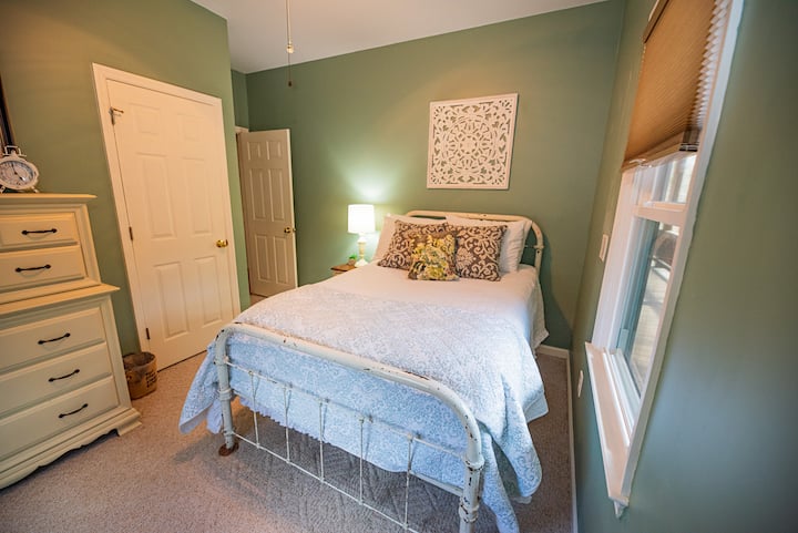 Double bedroom with shared bath on main level