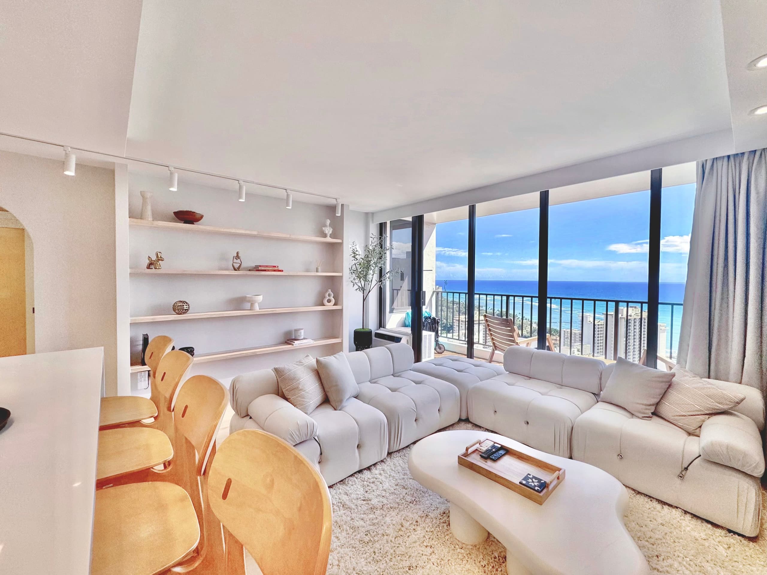 37F-Ultra Upscale Ocean View-Modern 1BR W/Parking! - Image 1