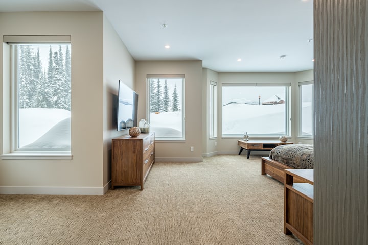 Пентхаус – главен телевизор и изглед към прозореца
