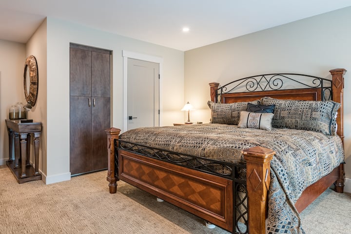 Спалня на входно ниво - суперголямо двойно легло 