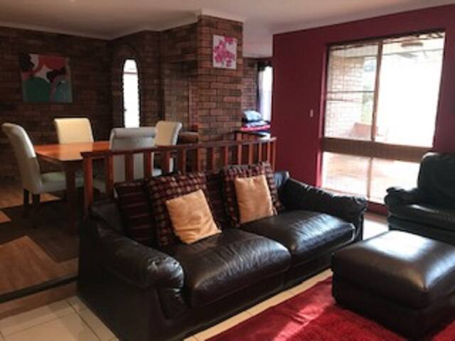 Town Beach Holiday Home/ 50 metres to Beach gallery image 5