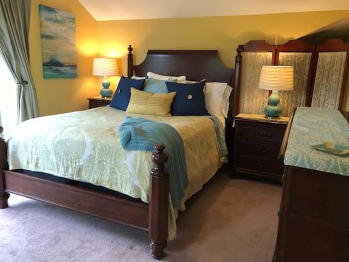 Spálňa na poschodí s manželskou posteľou veľkosti Queen s vankúšovým matracom a posteľnou bielizňou z egyptskej bavlny.