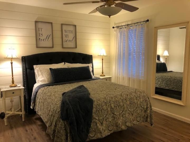 Spálňa na prvom poschodí s manželskou posteľou veľkosti queen size s nastaviteľnou hlavou a nohou.  Matrac s vrchným vankúšom a plachty z egyptskej bavlny.