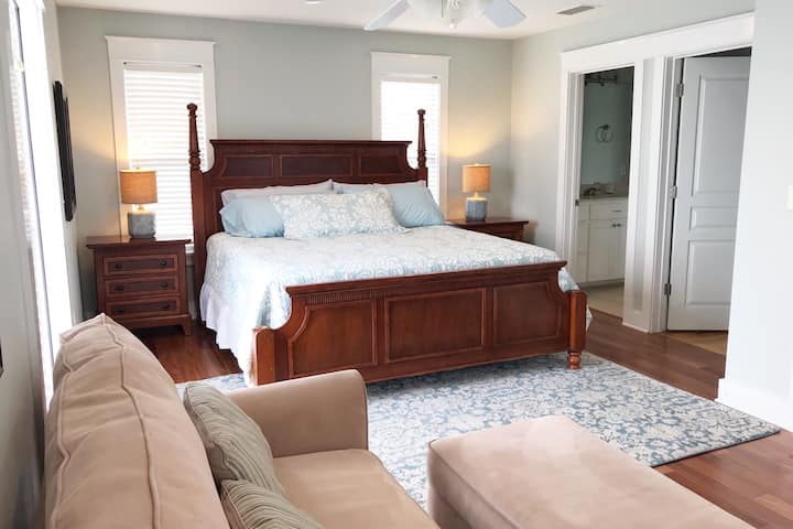 Მესამე სართული ოსტატი. New King plush ლეიბები. Ensuite აბაზანა