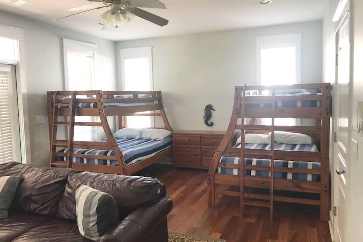 Ფართო საბავშვო ოთახი. Twin მეტი სრული bunks ერთად დედოფალი sofa კაბინა. მეორე სართული.