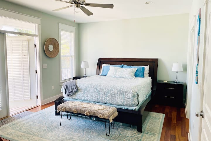 Მეორე სართული მთავარი/ საოჯახო ოთახი. ცალკე აივანი.