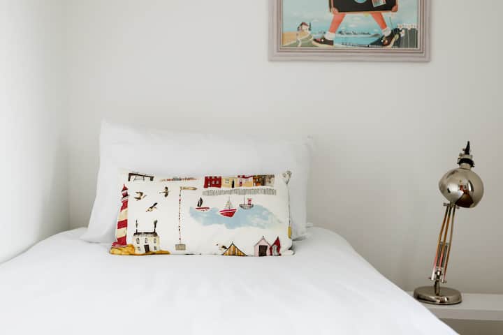 Dhomë gjumi teke me krevat të dytë tek