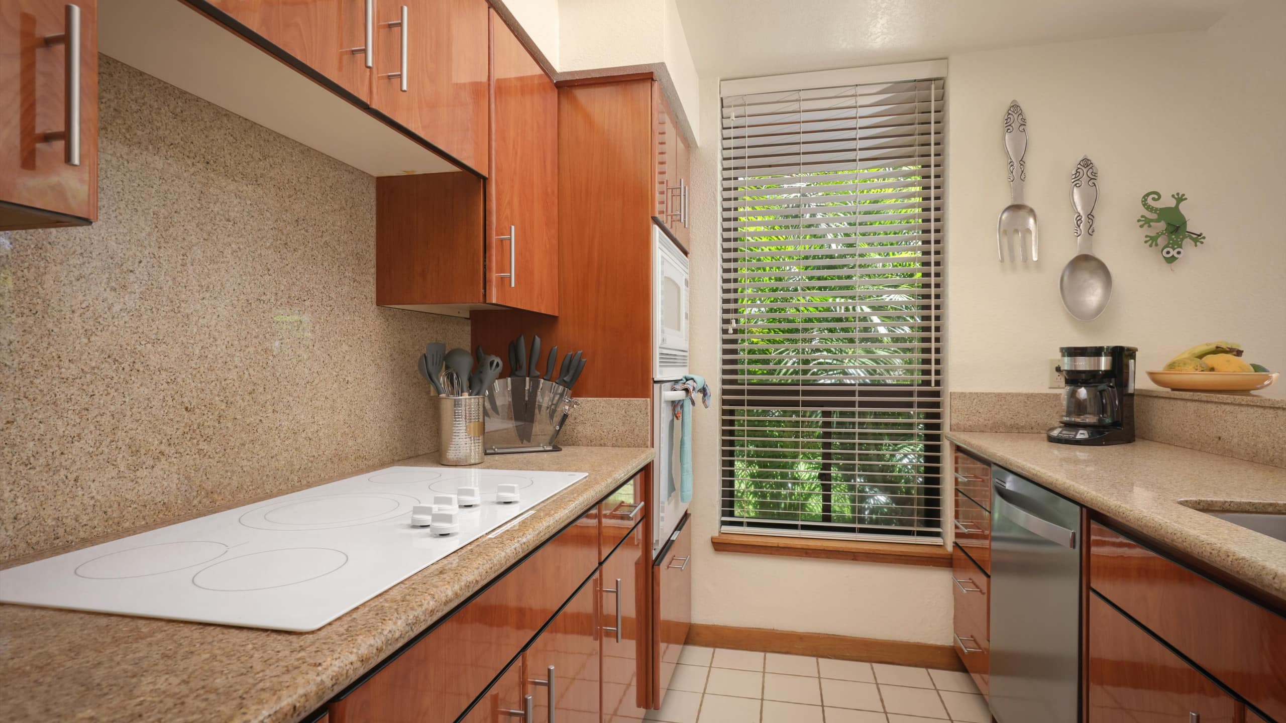 Spectacular Ground Floor Condo Sleeps 5 - Photo 17
